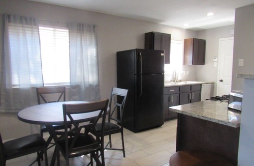 Garland House | 4 Bedroom Home - Great Location Sleep 9 Guest . 7 beds