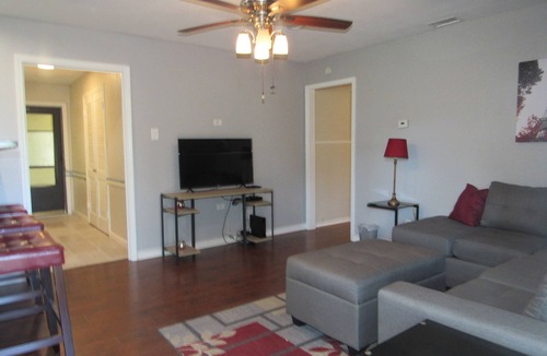 Garland House | 4 Bedroom Home - Great Location Sleep 9 Guest . 7 beds