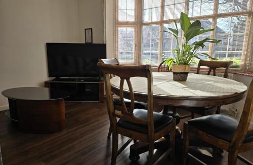 Luton House | 4 Bedroom Home with Parking