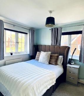 Horley House | 4 Bedroom home with study space