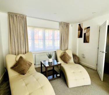 Horley House | 4 Bedroom home with study space