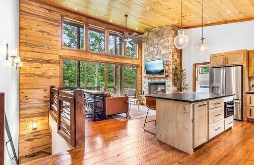 Epworth Cabin | 4 Bedroom, hot tub, Firepit