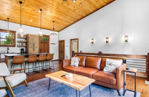 Epworth Cabin | 4 Bedroom, hot tub, Firepit