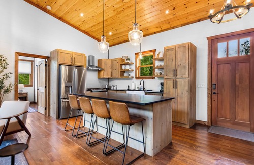 Epworth Cabin | 4 Bedroom, hot tub, Firepit