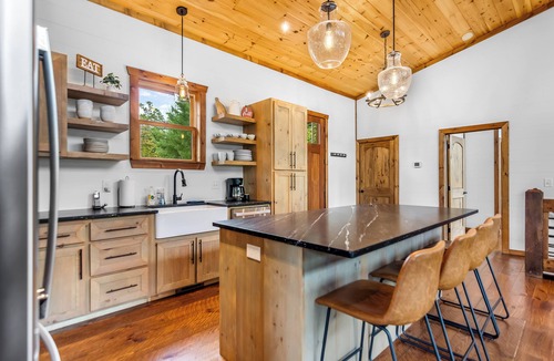 Epworth Cabin | 4 Bedroom, hot tub, Firepit