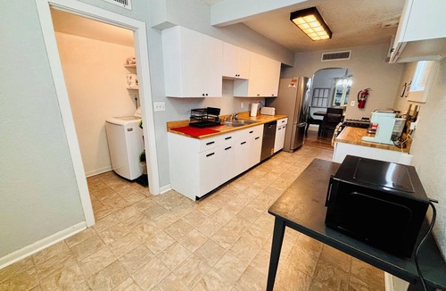 Big Spring House | 4-bedroom house/3 king beds/1Twin/5TV’s/Cloud room