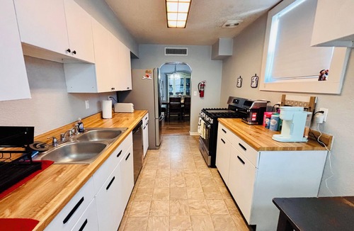Big Spring House | 4-bedroom house/3 king beds/1Twin/5TV’s/Cloud room
