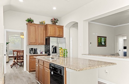South Arlington House | 4 Bedroom House 8 miles from Arlington’s Entertainment District