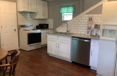 Whitney House | 4-bedroom house in charming Whitney with WiFi, AC. Book now