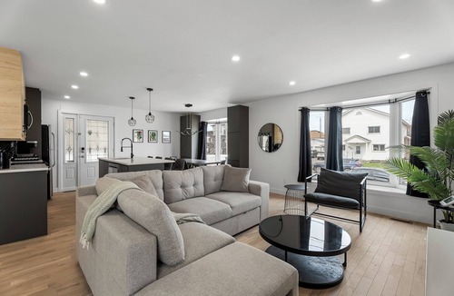 Longueuil House | 4-bedroom house in delightful Longueuil with AC, bar and karaoke