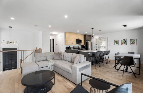 Longueuil House | 4-bedroom house in delightful Longueuil with AC, bar and karaoke