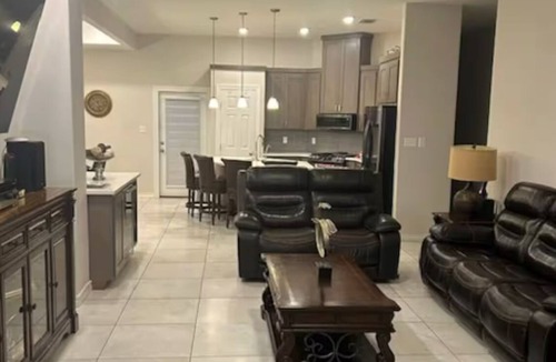 Bonanza House | 4-bedroom house in Laredo with Pool,WiFi, AC. Close to TAMIU, Airport, Hospitals