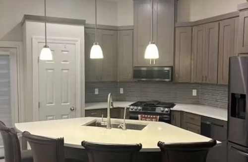 Bonanza House | 4-bedroom house in Laredo with Pool,WiFi, AC. Close to TAMIU, Airport, Hospitals