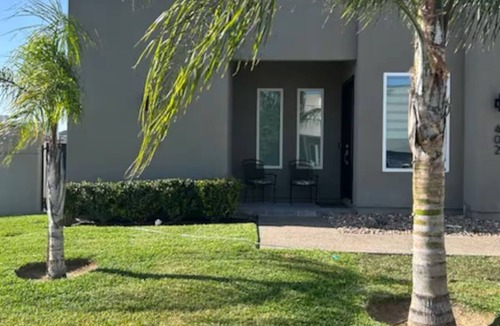 Bonanza House | 4-bedroom house in Laredo with Pool,WiFi, AC. Close to TAMIU, Airport, Hospitals