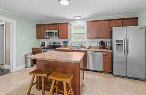 St. Charles Historic District Apartment | 4 Bedroom House, sleeps 12, short walk to Main St!