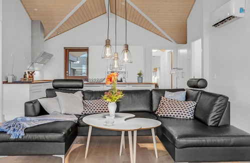 Grønninghoved Strand House | 4 bedroom lovely home in Sjølund