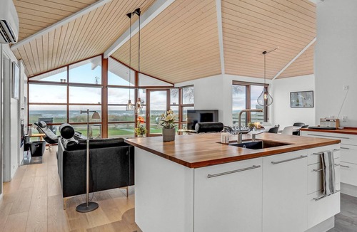 Grønninghoved Strand House | 4 bedroom lovely home in Sjølund