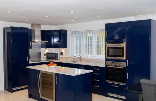 Sheerness House | 4 Bedroom Luxurious Executive Villa