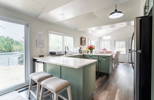 Marmora and Lake Cottage | 4-Bedroom Luxury Lakefront Lodge | Hot Tub, Kayaks & Fire Pit