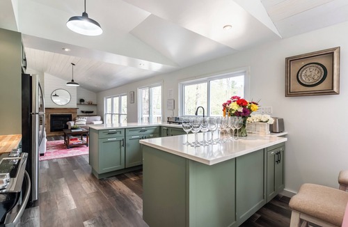 Marmora and Lake Cottage | 4-Bedroom Luxury Lakefront Lodge | Hot Tub, Kayaks & Fire Pit