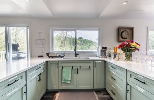 Marmora and Lake Cottage | 4-Bedroom Luxury Lakefront Lodge | Hot Tub, Kayaks & Fire Pit