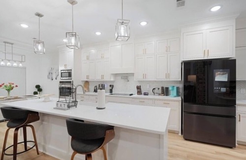 Petal House | 4-Bedroom Modern Luxury Haven Near Central Attractions