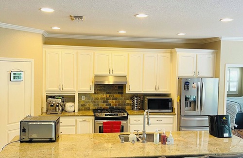 Sacramento Resort | 4-bedroom resort charming, Sacramento WiFi, AC, swimming pool, freeway intersect