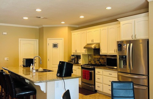 Sacramento Resort | 4-bedroom resort charming, Sacramento WiFi, AC, swimming pool, freeway intersect
