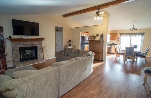 Attica House | 4 Bedroom Secluded House Overlooking Rock Quarry Pond w/Pool Table