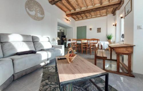 Neuilly-le-Vendin House | 4 Bedroom Stunning Home In Neuilly Le Vendin