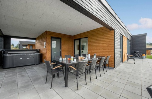 Hjarbæk House | 4 bedroom stunning home in Løgstrup