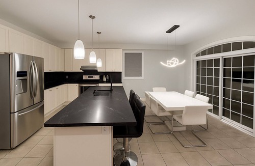 Brampton House | 4 bedroom upper unit in Brampton