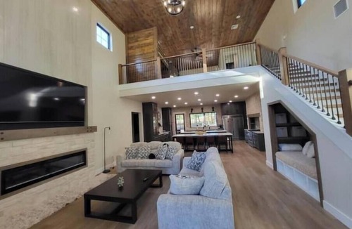 Kingston House | 4-bedroom vacation home just 5 minutes from Lake Texoma