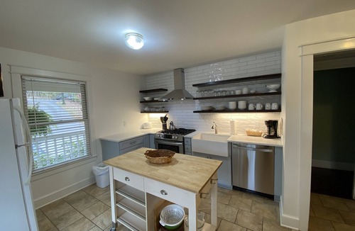 Franklin Cottage | 4 bedroom Victorian Guest house with pool on Country Estate close to Nashville