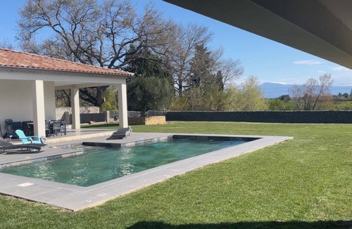 Bedarrides Villa | 4-bedroom villa, swimming pool, games room and cinema