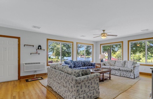 Reedville House | 4 bedroom water front spacious house close to Main Streen in Reedville