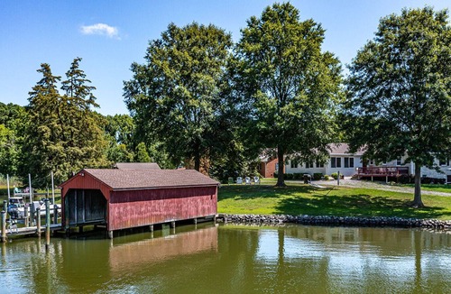 Reedville House | 4 bedroom water front spacious house close to Main Streen in Reedville