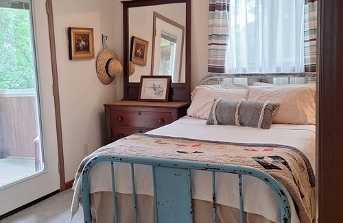 Cadiz Cabin | 4 bedroom waterfront lodge with breathtaking views on Lake Barkley