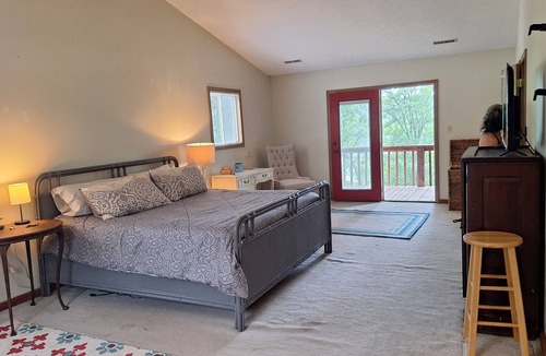 Cadiz Cabin | 4 bedroom waterfront lodge with breathtaking views on Lake Barkley