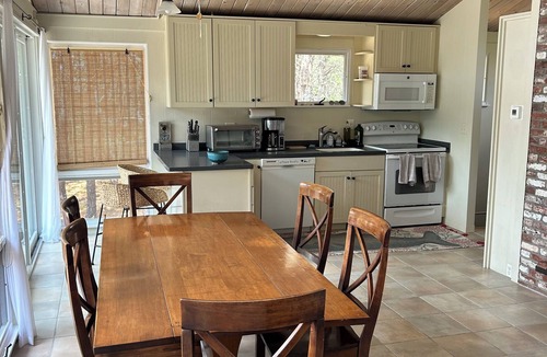 Indian Neck Heights House | 4 Bedroom Wellfleet Retreat - Walk to 2 peaceful bay beaches