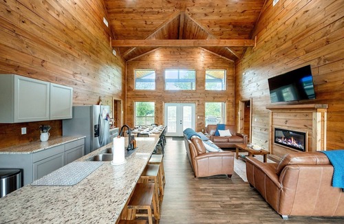 Golden Cabin | 4 Bedrooms | 12 Guest | 3.5 Baths