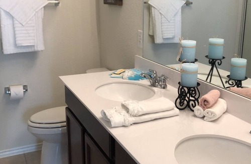 Aubrey House | 4 Bedrooms/2Bath Extremely clean Home Two Years old