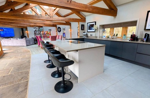 Honley House | 4 Bedrooms 4 En suites HotTub Pool Table