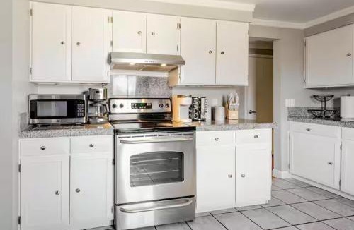 Park East House | 4 Bedrooms and 5 Beds with Game Room Only 5 min Drive to College and Perfect for Family's