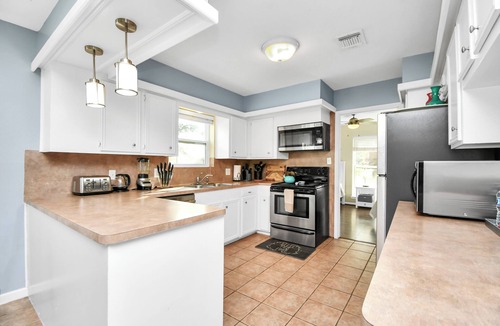 Shenandoah House | 4 bedrooms. Best location in The Woodlands! Pets-Yes. Ask for 30+day stays!
