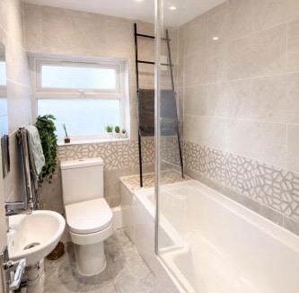 Plumstead House | 4 Bedrooms Entire home Sleeps 20 Free WiFi Close to London