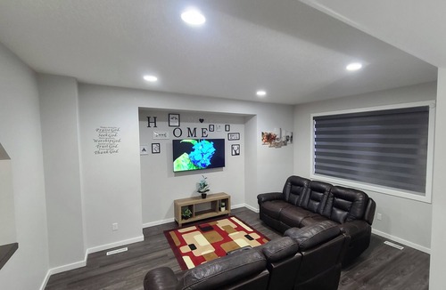 Winnipeg House | 4 - Bedrooms in Devonshire Cozy Haven