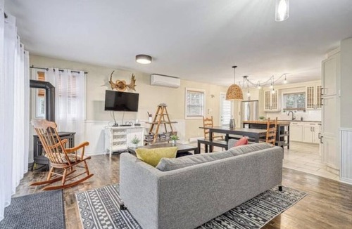 Mandeville House | 4 bedrooms · Lake · Pool table · Fireplace