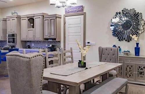 Palmhurst House | 4 Bedrooms Pool Game room Massive Kitchen