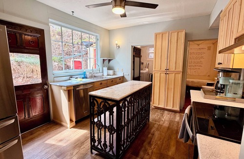 Manitou Springs House | 4 Bedrooms w/En-Suite Baths ~ 2 Blocks to Cog Railway~ Incline~ Large Hot Tub!